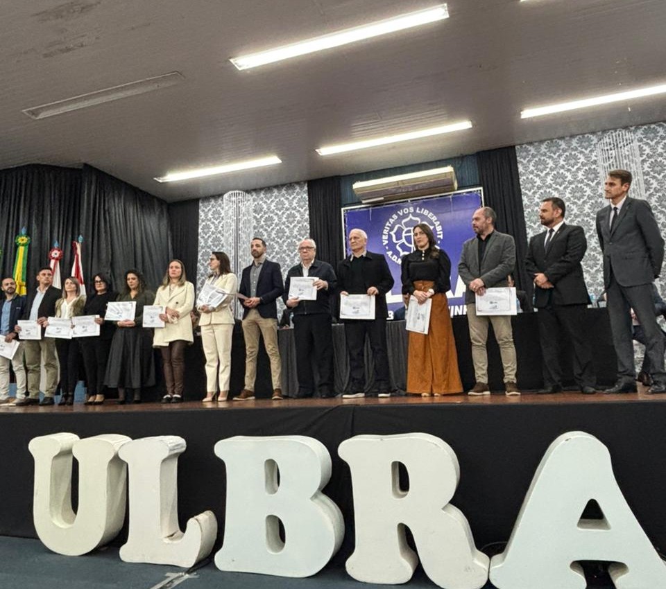 Ulbra homenageia egressos e firma protocolo de inovação em sessão solene da Câmara em Carazinho