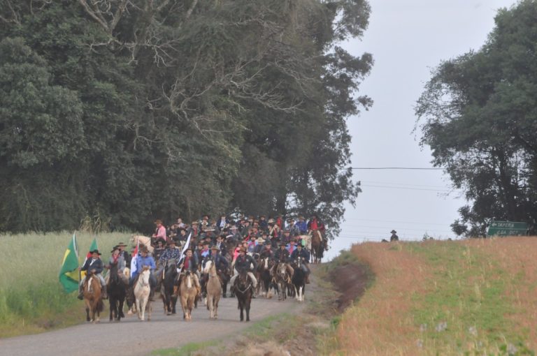 Xlll Cavalgada Intermunicipal do Rancho Vô Emílio mobilizou tradicionalistas da região