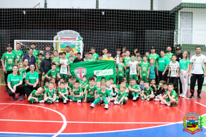 A Associação Esportiva e Recreativa de Victor Graeff recebe 76 pares de Tênis de Salão do Fundo Social Sicredi