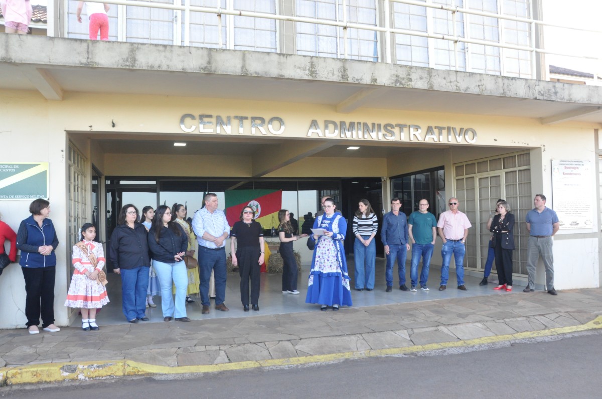 Abertura da Semana Farroupilha em Lagoa dos Três Cantos do CTG Guido Mombelli e Piquete de Laçadores Rancho Vô Emílio foi com homenagens a Acildo Francisco Hartamnn, o Frantz