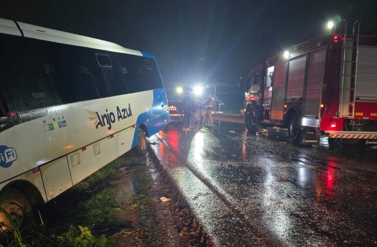 Colisão entre micro-ônibus e van deixa 16 feridos na ERS-324, em Passo Fundo