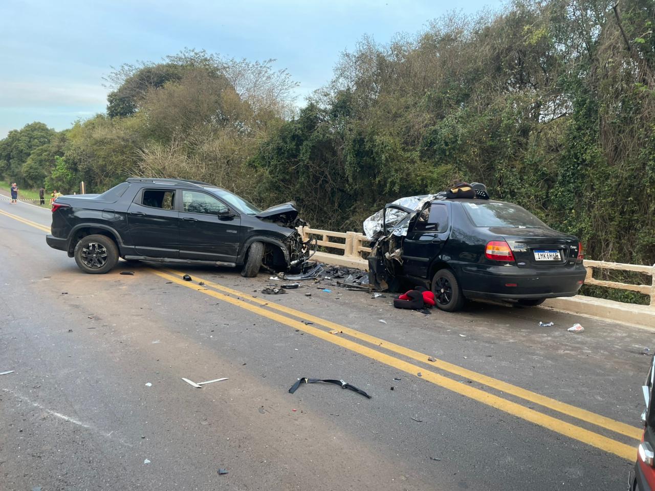 Colisão frontal deixa duas pessoas mortas na BR-285 em Carazinho