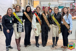 Corte de Soberanas de Victor Graeff acompanha Prefeito na Expointer 2025