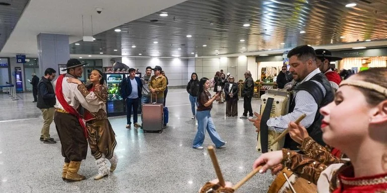 Danças, pilchas e expressões gaudérias surpreendem passageiros que desembarcam no Aeroporto Salgado Filho