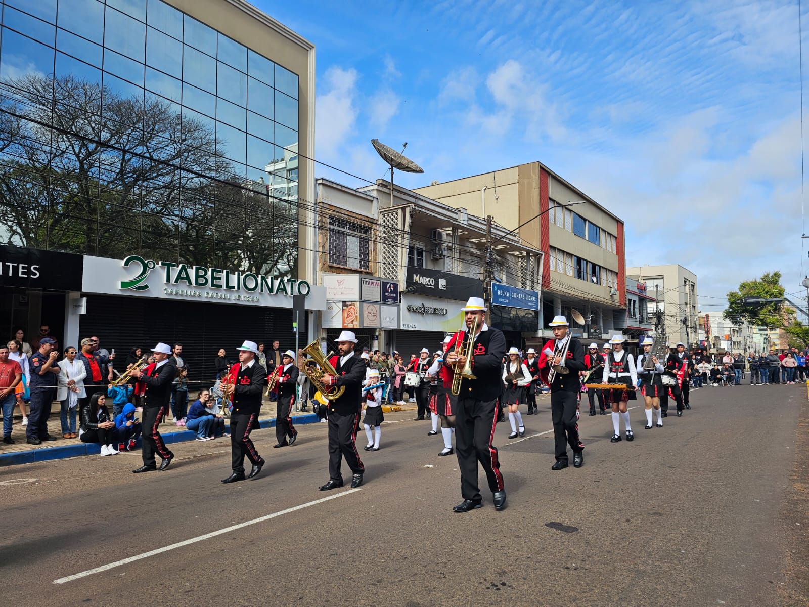 Desfile de 7 de Setembro reúne comunidade no centro de Carazinho