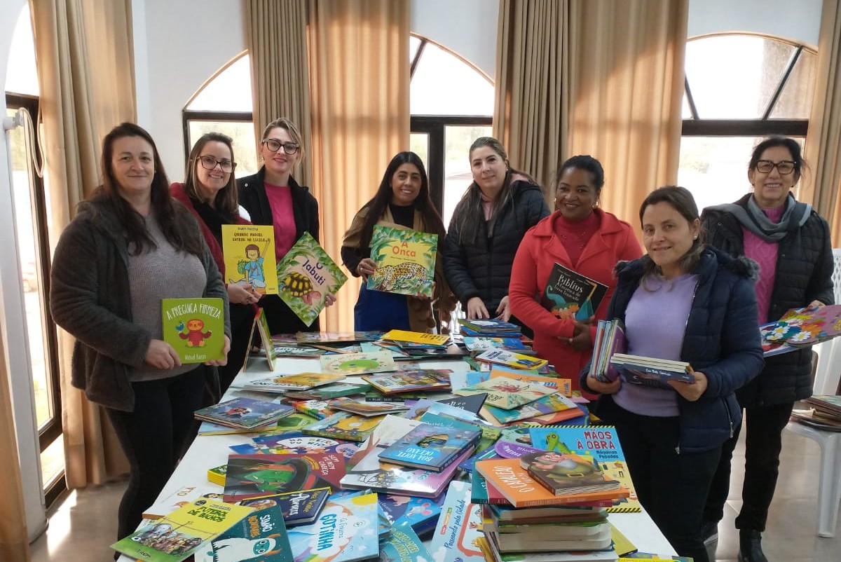 Escolas municipais de Colorado recebem novos livros para ampliar acervo literário