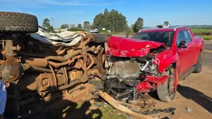Grave acidente entre duas camionetes deixa cinco pessoas feridas na BR-285