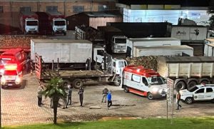 Homem morre esmagado entre caminhões em posto de combustível em Casca
