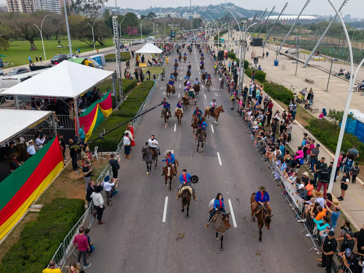 Milhares de pessoas acompanharam o Desfile de 20 de Setembro em Porto Alegre