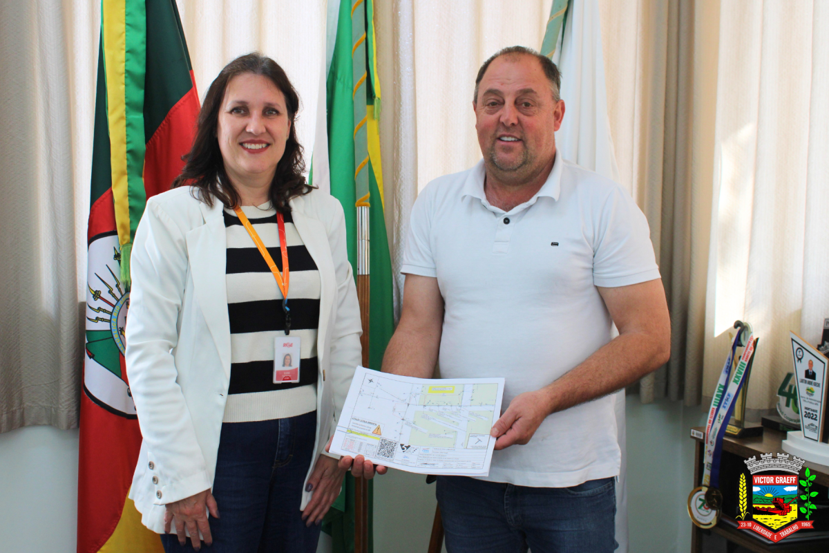 Prefeito Lairton Koeche de Victor Graeff recebe consultora da RGE para tratar de melhorias na rede elétrica