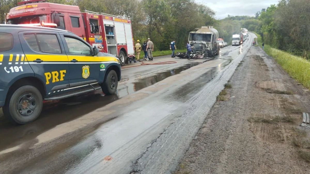Quatro pessoas morrem carbonizadas após colisão entre carro e caminhão no Noroeste do Rio Grande do Sul