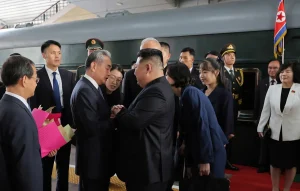 Filha de Kim Jong-un aparece em desfile militar na China