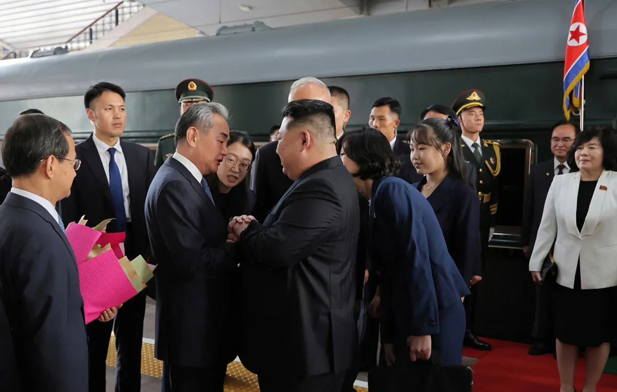 Filha de Kim Jong-un aparece em desfile militar na China