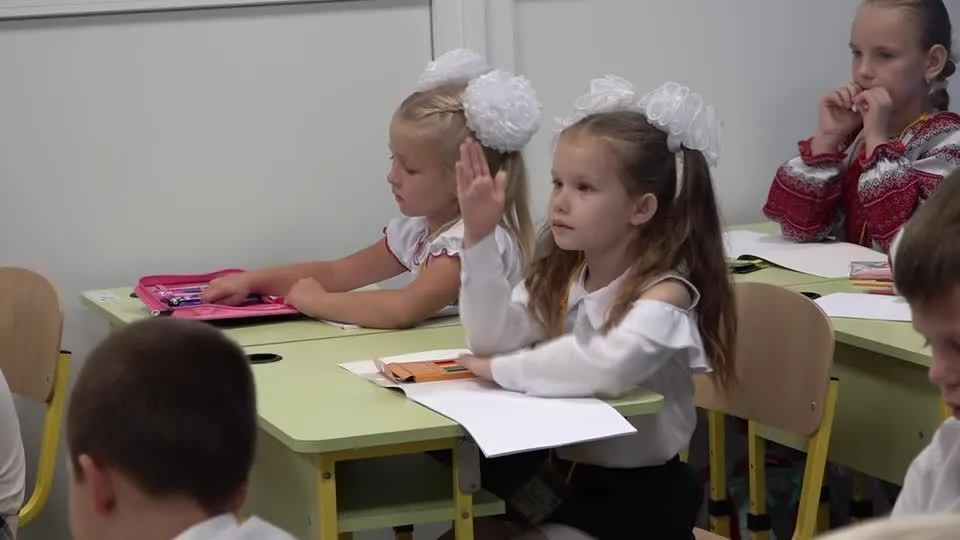 Crianças ucranianas voltam às aulas em escolas subterrâneas
