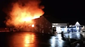Incêndio destrói lancheira na madrugada em Passo Fundo