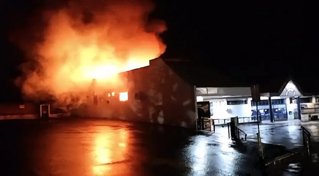 Incêndio destrói lancheira na madrugada em Passo Fundo