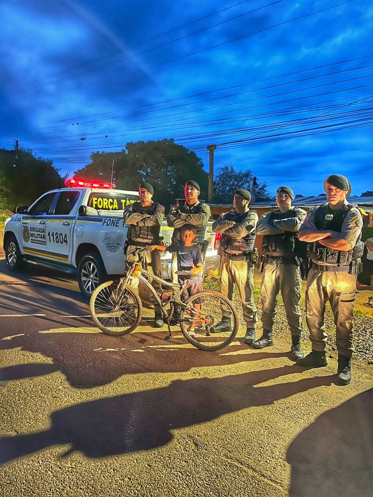 Policiais do 38ºBPM presenteiam criança com bicicleta em Carazinho
