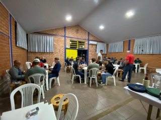 Administração Municipal de Lagoa dos Três Cantos por meio do CMDL realiza confraternização de entrega de prêmios aos vencedores do Municipal de Canastra Masculina