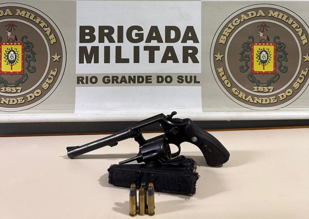 Brigada Militar apreende arma de fogo e munições em Carazinho