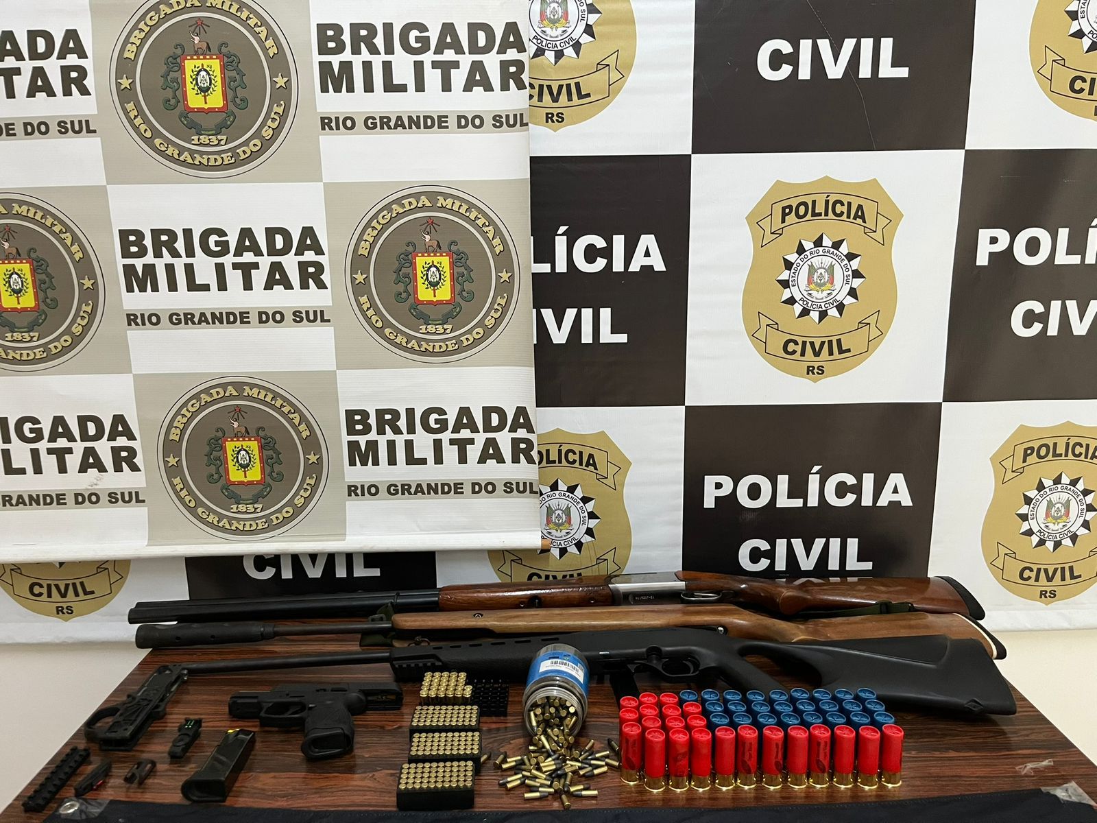 Brigada Militar e Polícia Civil cumprem mandado judicial e apreendem armas e munições em Espumoso