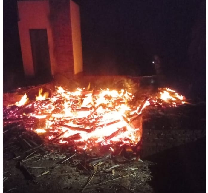 Casa abandonada é totalmente consumida pelo fogo em Não-Me-Toque
