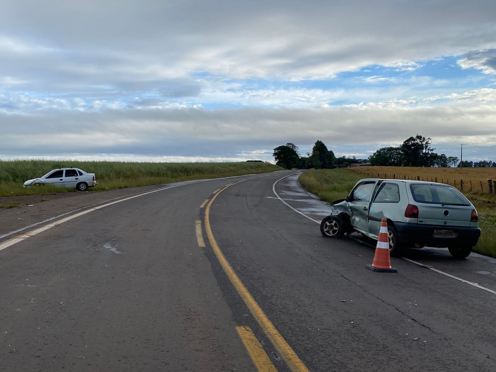 Colisão entre dois carros deixa uma pessoa ferida na ERS-142