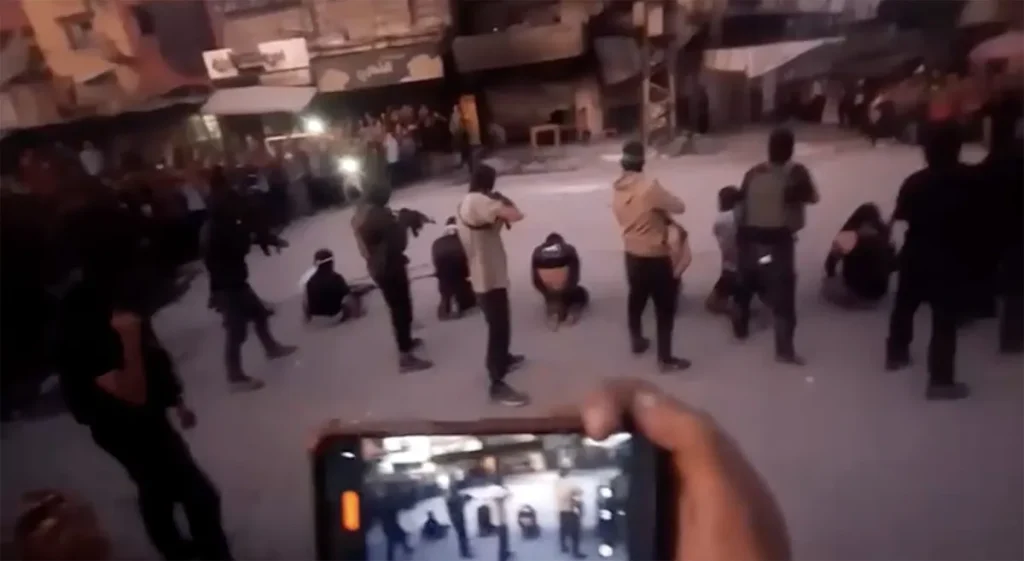 Membros mascarados do Hamas executam grupo em Gaza em meio a cessar-fogo