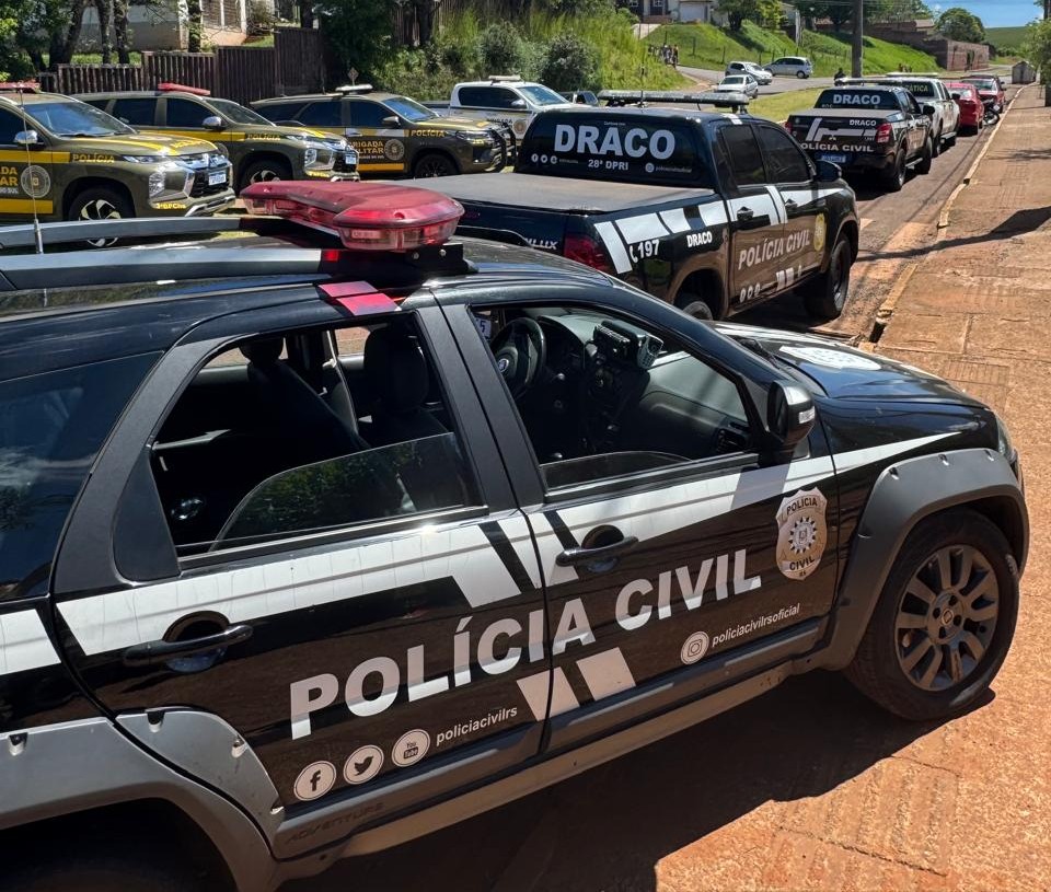 Polícia Civil e Brigada Militar realizam Operação Impacto, apreendem armas, munições e materiais para comercialização de drogas em Carazinho