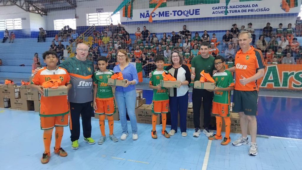 Projeto do Arsenal entrega 280 pares de tênis a crianças em Não-Me-Toque