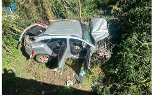 Veículo despenca de barranco após colisão na ponte do Rio Glória, em Carazinho