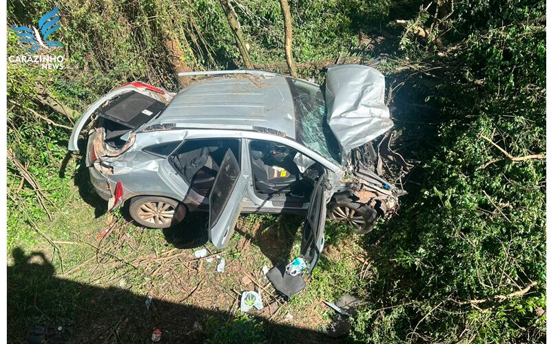 Veículo despenca de barranco após colisão na ponte do Rio Glória, em Carazinho