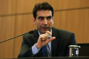 Presidente do Banco Central afirma que a taxa Selic deve ser mantida em 15% por tempo prolongado