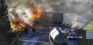 Atualização: Duas pessoas morrem após caminhões colidirem e pegarem fogo na BR-386, em Fontoura Xavier