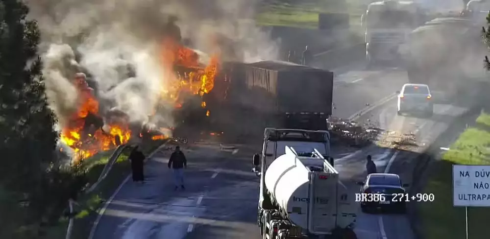 Atualização: Duas pessoas morrem após caminhões colidirem e pegarem fogo na BR-386, em Fontoura Xavier
