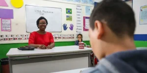 Professores são a fonte de informação mais confiável para 69% dos jovens