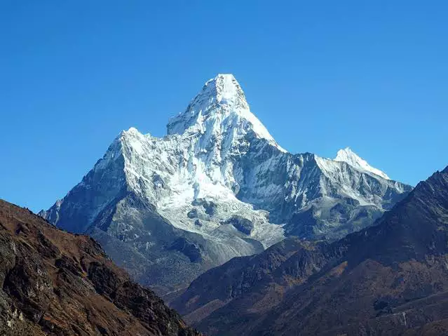 Quase mil pessoas estão presas no Monte Everest após forte tempestade de neve