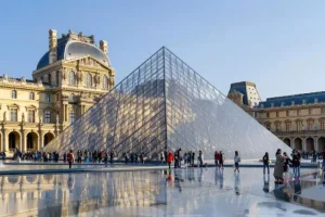 Museu do Louvre reabre para público pela primeira vez após roubo de joias