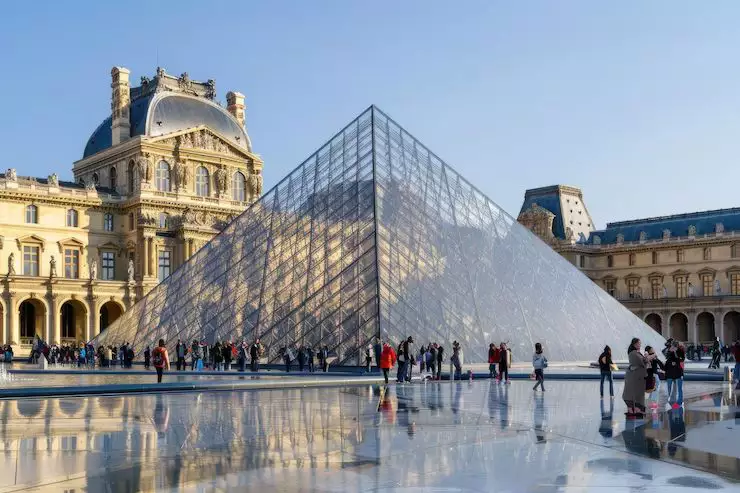 Museu do Louvre reabre para público pela primeira vez após roubo de joias