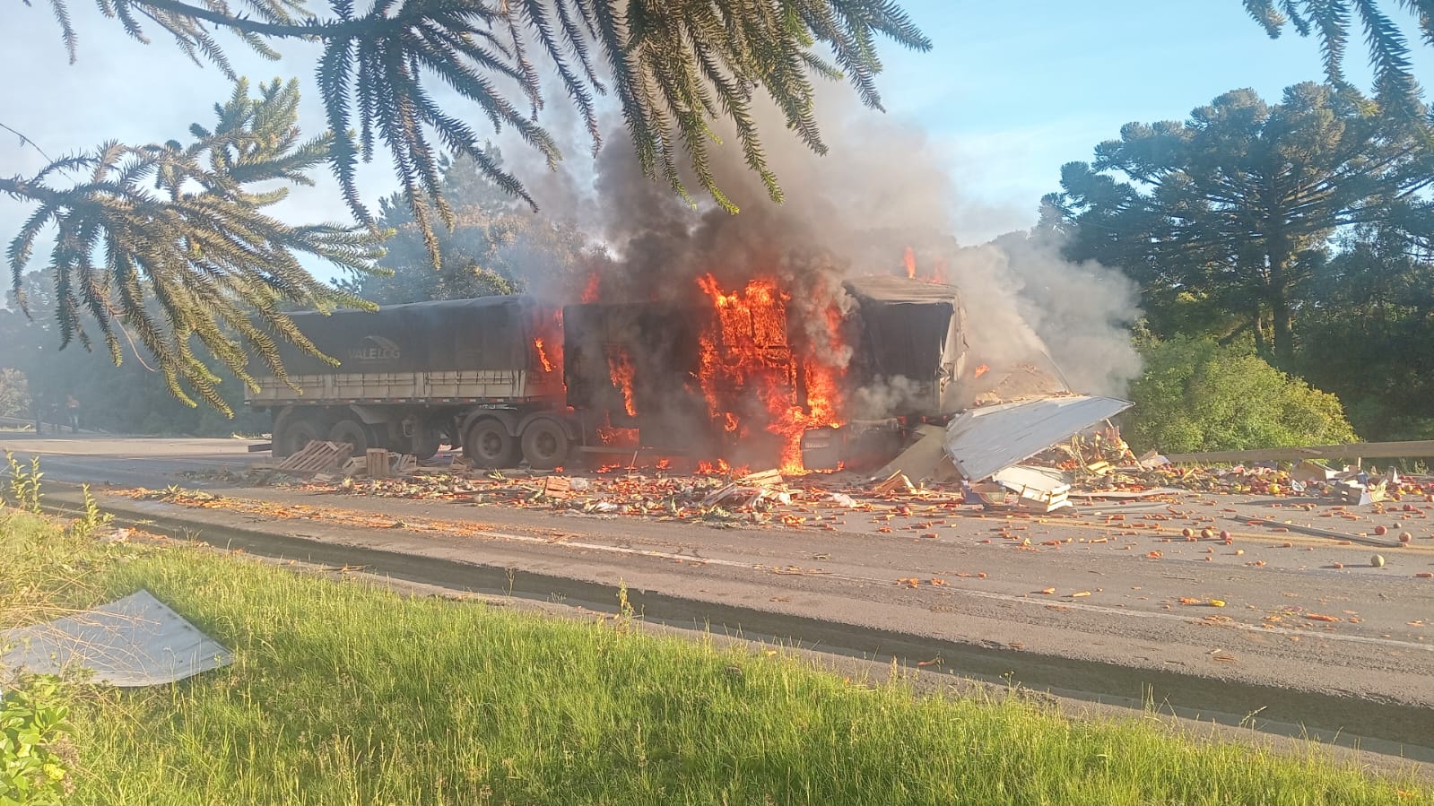 Colisão entre caminhões provoca incêndio na BR-386, em Fontoura Xavier
