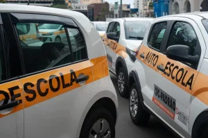 Sindicatos representantes de autoescolas protestam em Porto Alegre contra o fim da obrigatoriedade de aulas para CNH
