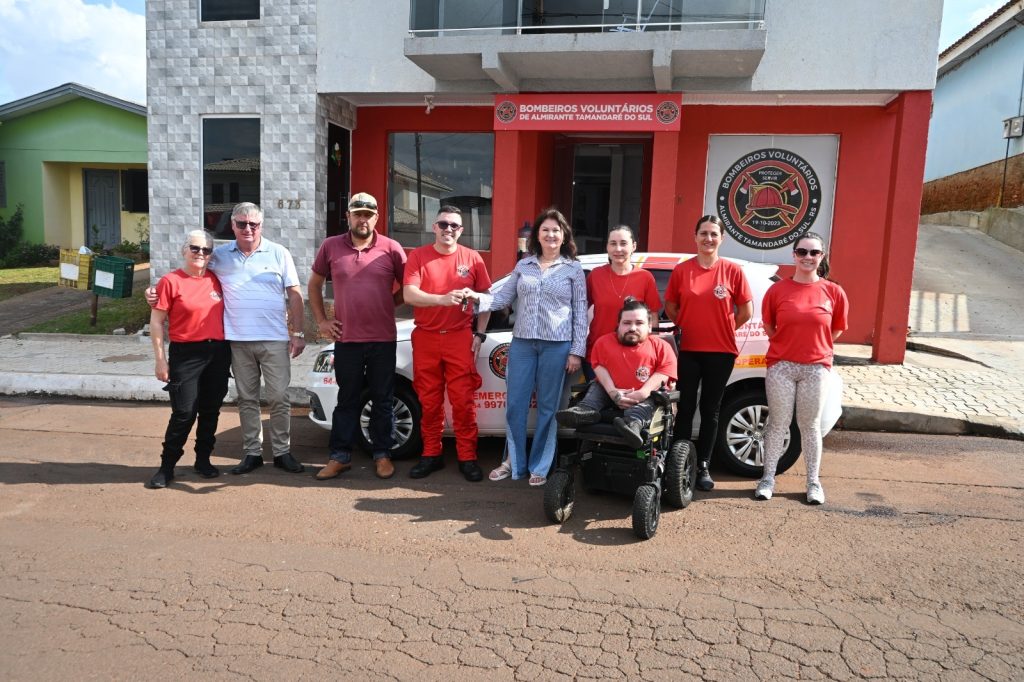 Almirante Tamandaré do Sul: Administração Municipal entrega veículo ao Corpo de Bombeiros Voluntários