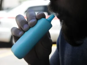 Aumento no consumo de cigarros eletrônicos no Brasil alerta para riscos à saúde