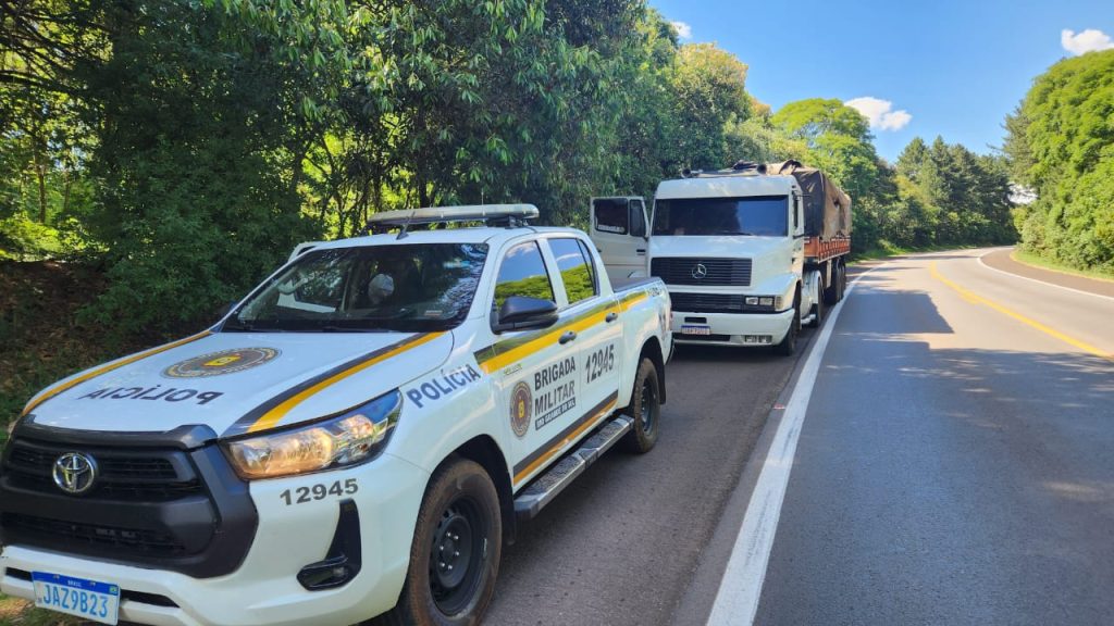 Brigada Militar e PRF apreendem carreta com mais de 114 mil carteiras de cigarros contrabandeados na BR-386