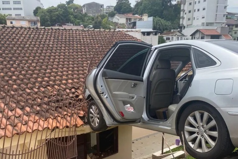 Carro invade residência e criança é resgatada em Erechim
