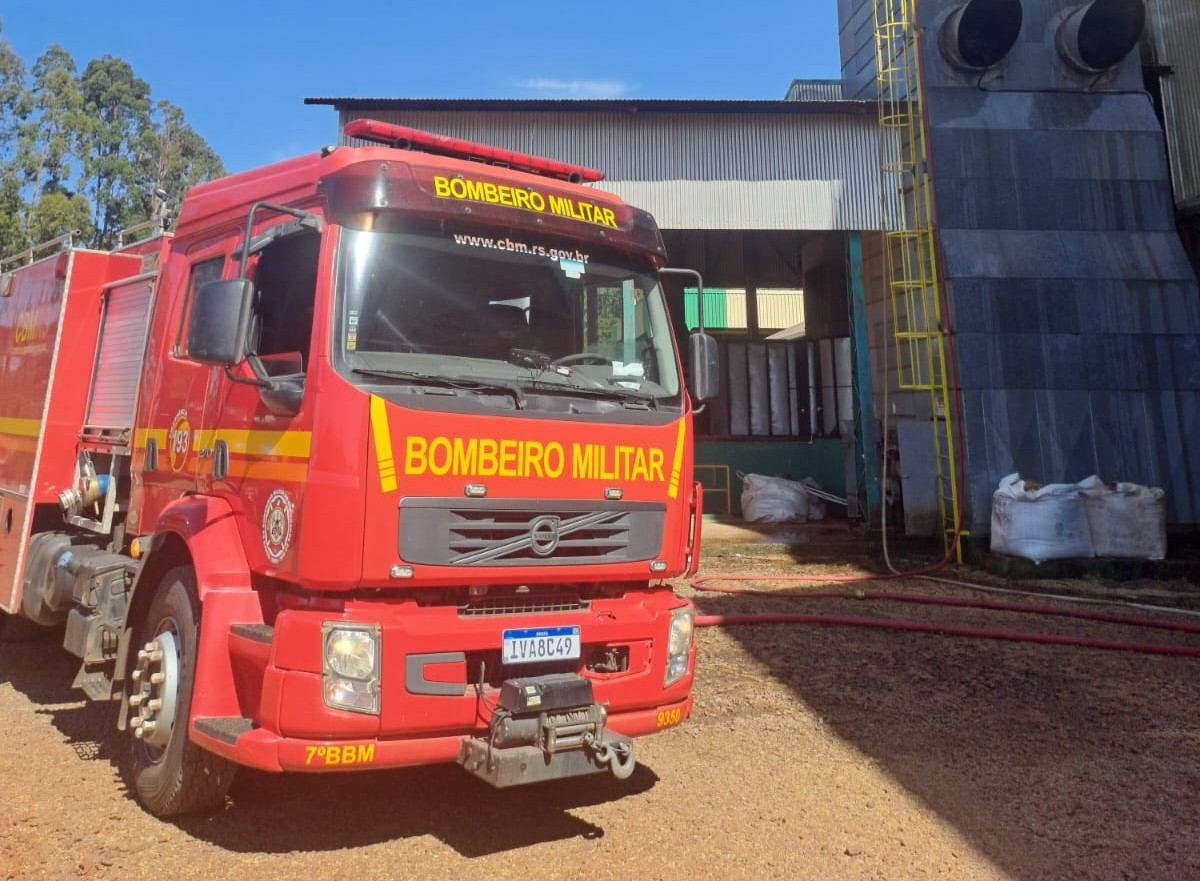 CBM atende incêndio em secador de grãos em Almirante Tamandaré do Sul