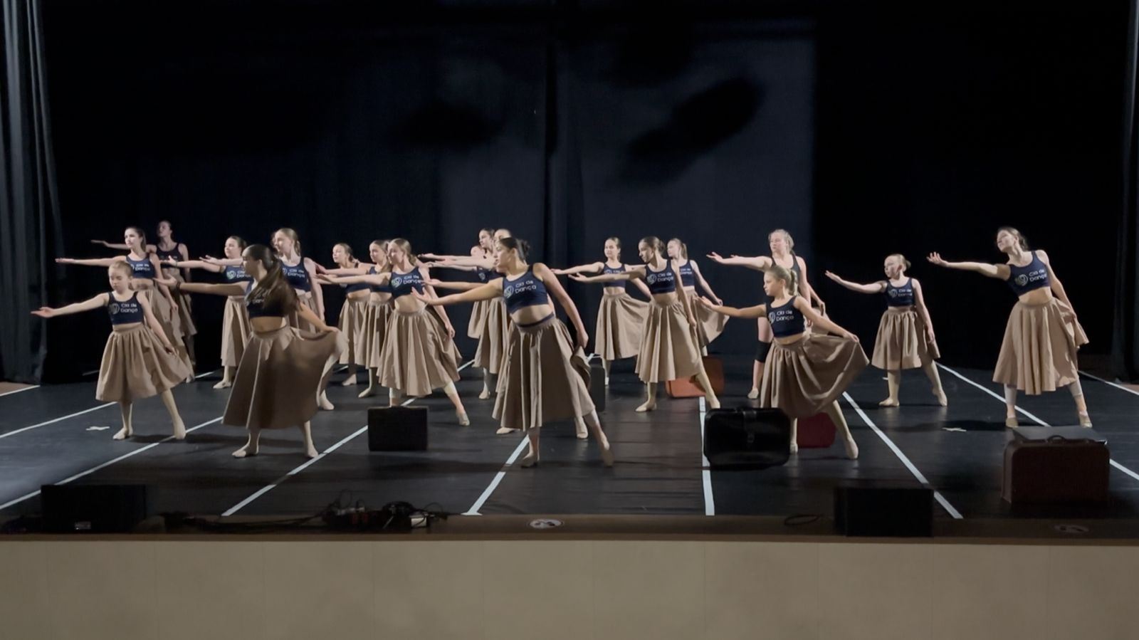 Espetáculo “Passos do Tempo” reúne 113 bailarinas da I9 Academia no Centro de Eventos de Tapera