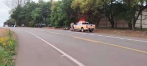 Homem morre e mulher fica gravemente ferida em acidente na ERS-142