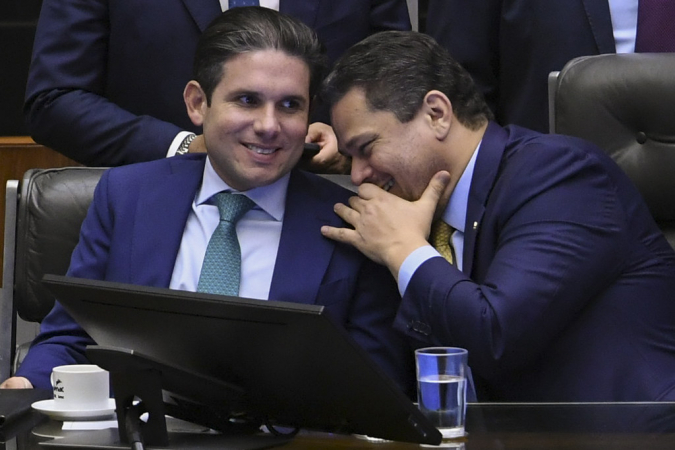 Presidentes da Câmara e do Senado faltam à sanção de lei do IR e expõem mal-estar com o governo