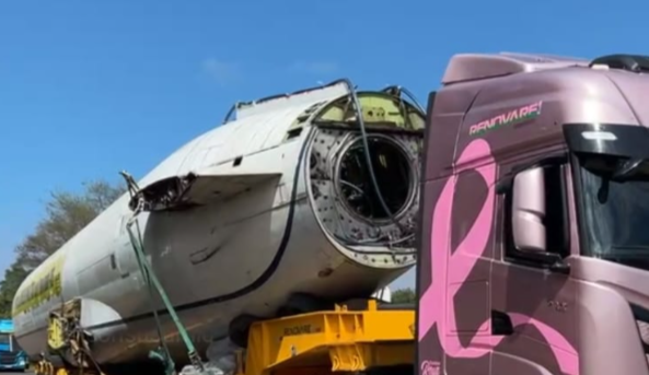 Avião Boeing 727-200, símbolo das enchentes no RS, é levado ao museu de Panambi