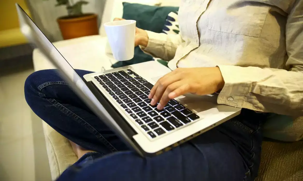 Proporção de quem estava em home office recua em 2024 e chega a 7,9%